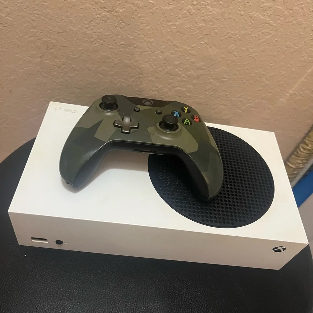 Series S Console with Black Controller